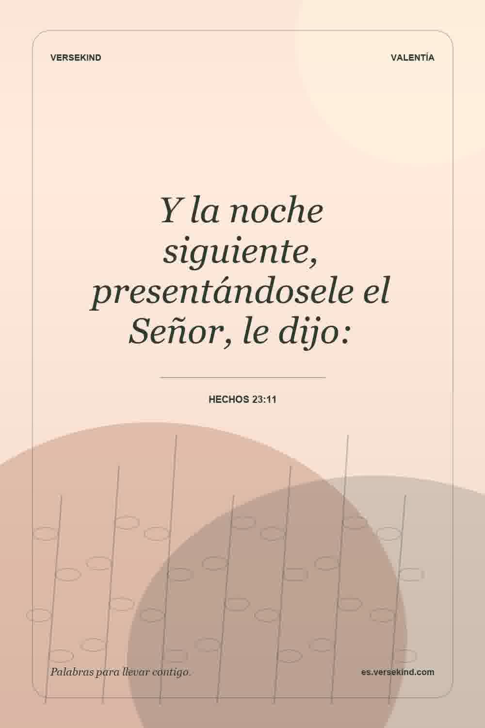Y la noche siguiente, presentándosele el Señor, le dijo: — Hechos 23:11